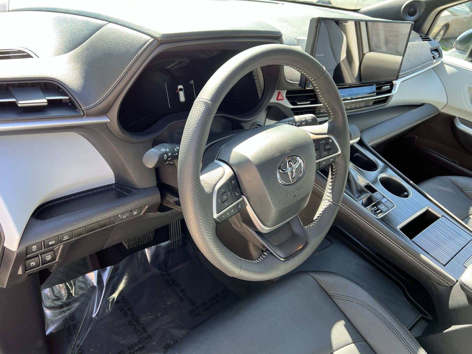 Used 2025 Toyota Sienna XSE w/ XSE Plus Package FWD image 21