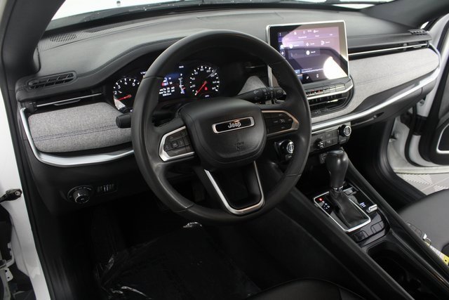 Used 2024 Jeep Compass Latitude image 8