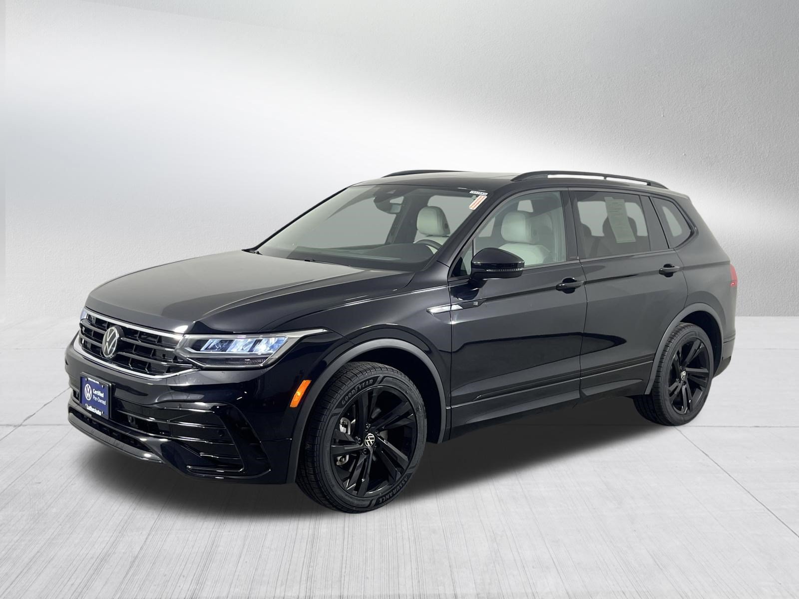 Used 2023 Volkswagen Tiguan SE R-Line AWD/4WD image 3