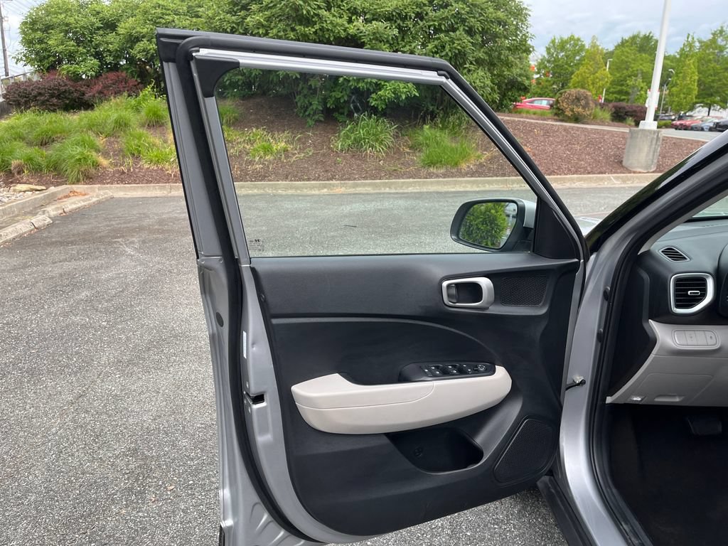 Used 2025 Hyundai Venue SEL FWD image 11