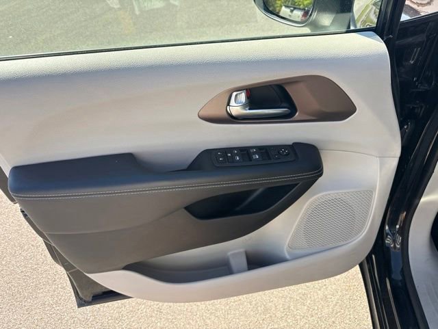 Used 2023 Chrysler Voyager LX FWD image 13