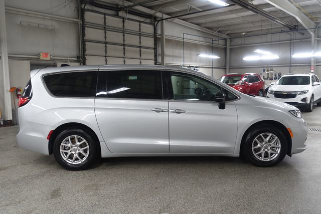 Used 2024 Chrysler Pacifica Touring-L FWD image 8