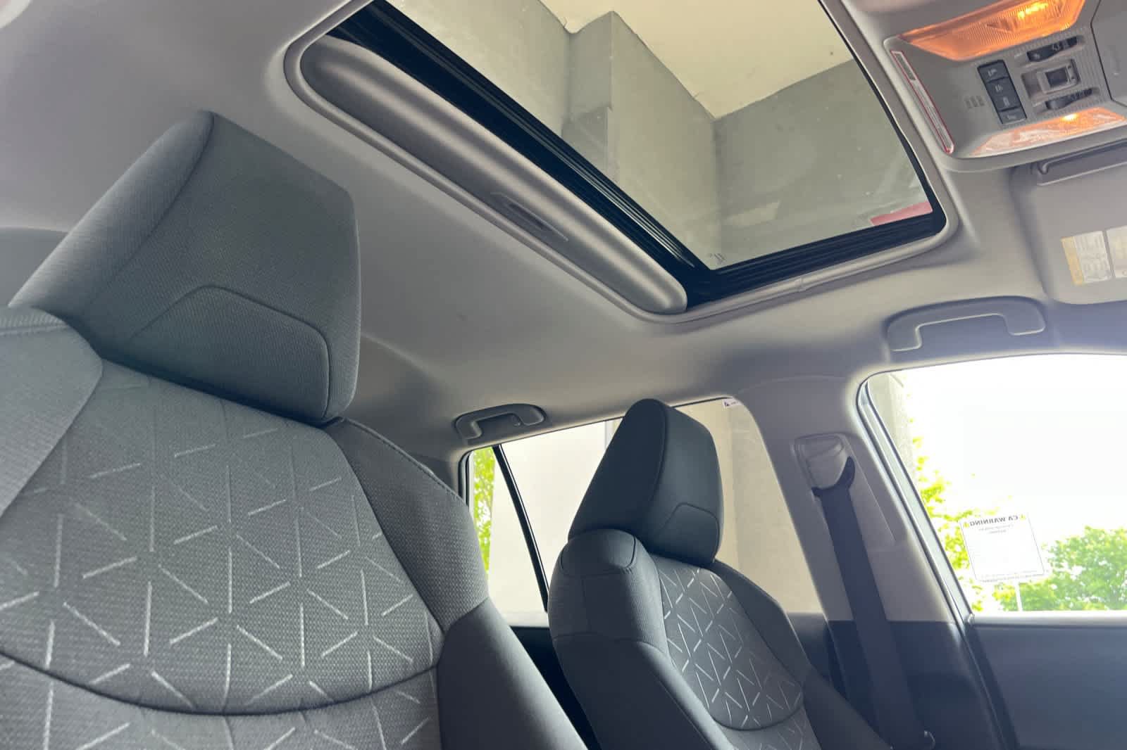 Used 2021 Toyota RAV4 XLE w/ Convenience Package FWD image 18