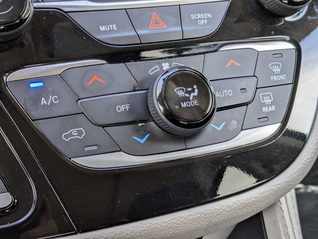 Used 2023 Chrysler Pacifica Limited FWD image 22
