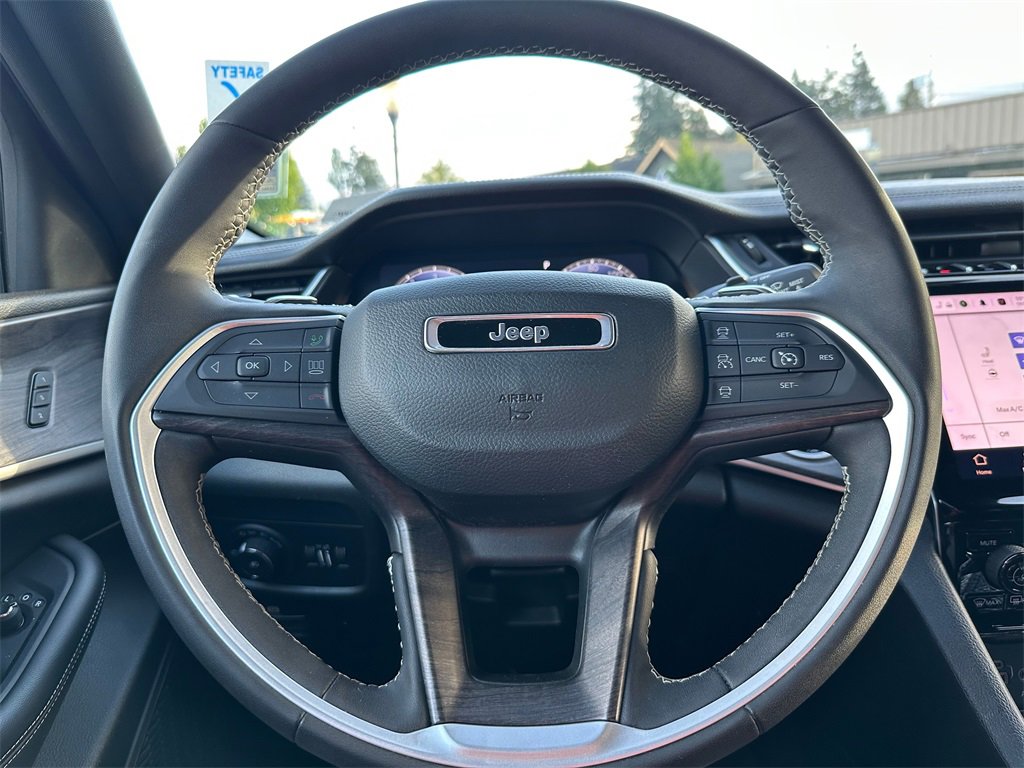 Used 2024 Jeep Grand Cherokee Limited image 23