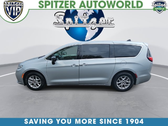 Used 2024 Chrysler Pacifica Touring-L FWD image 1