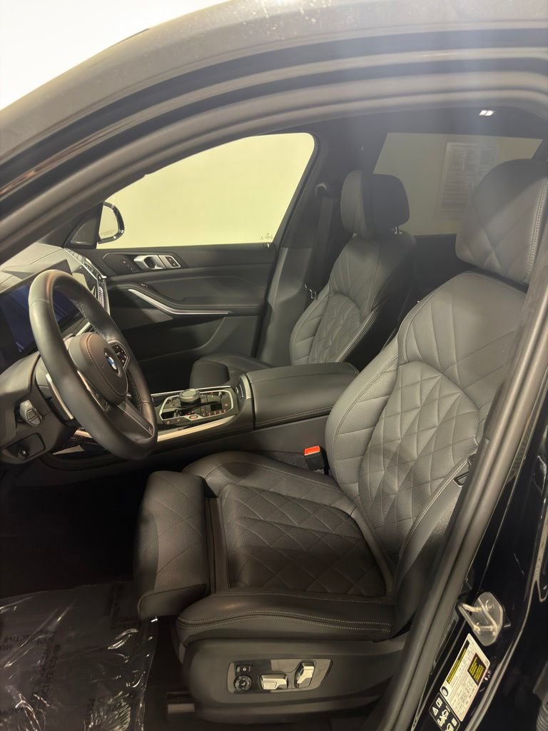 Used 2024 BMW X7 xDrive40i w/ M Sport Package AWD/4WD image 4