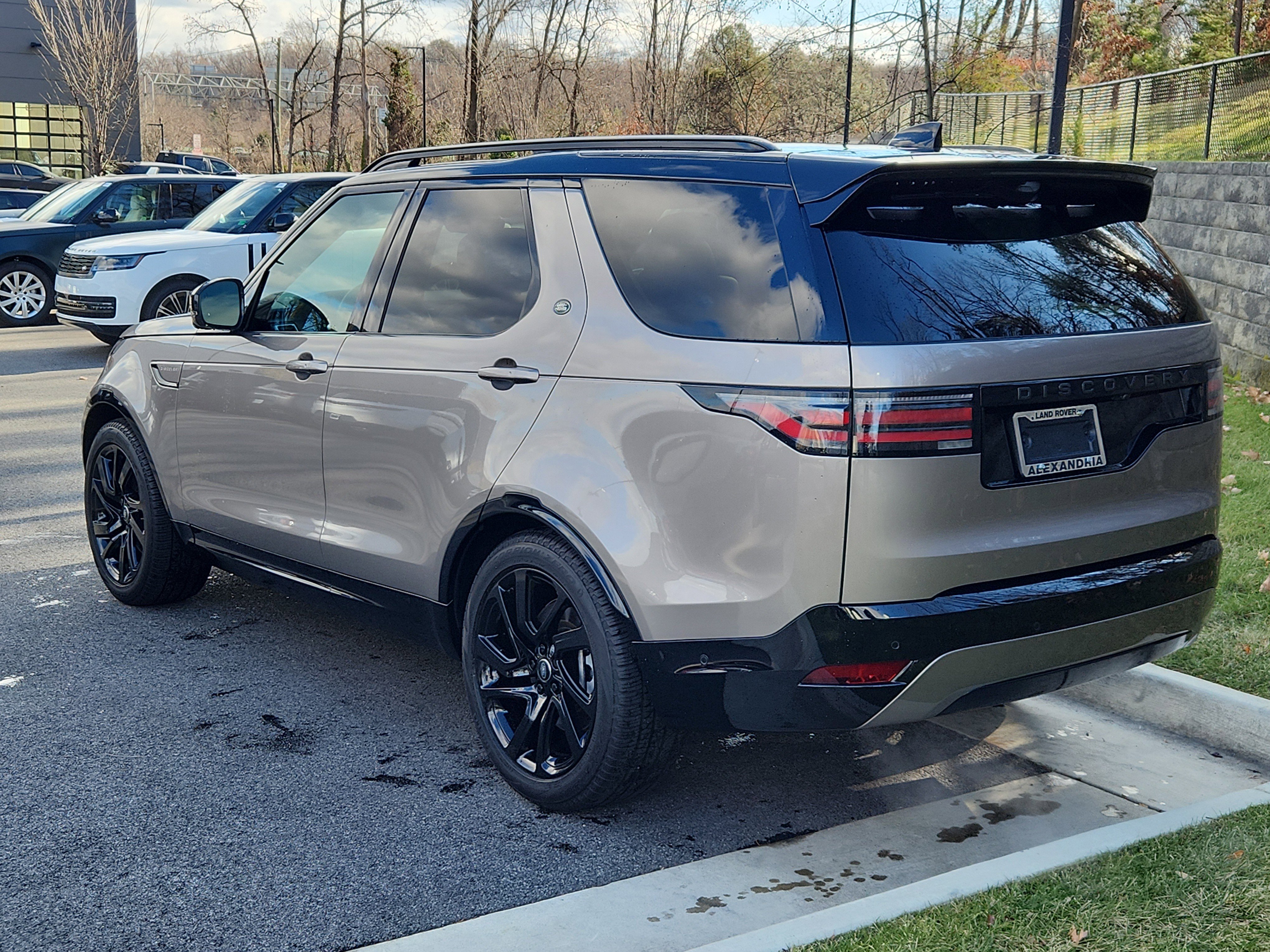 Certified 2024 Land Rover Discovery Dynamic SE image 12