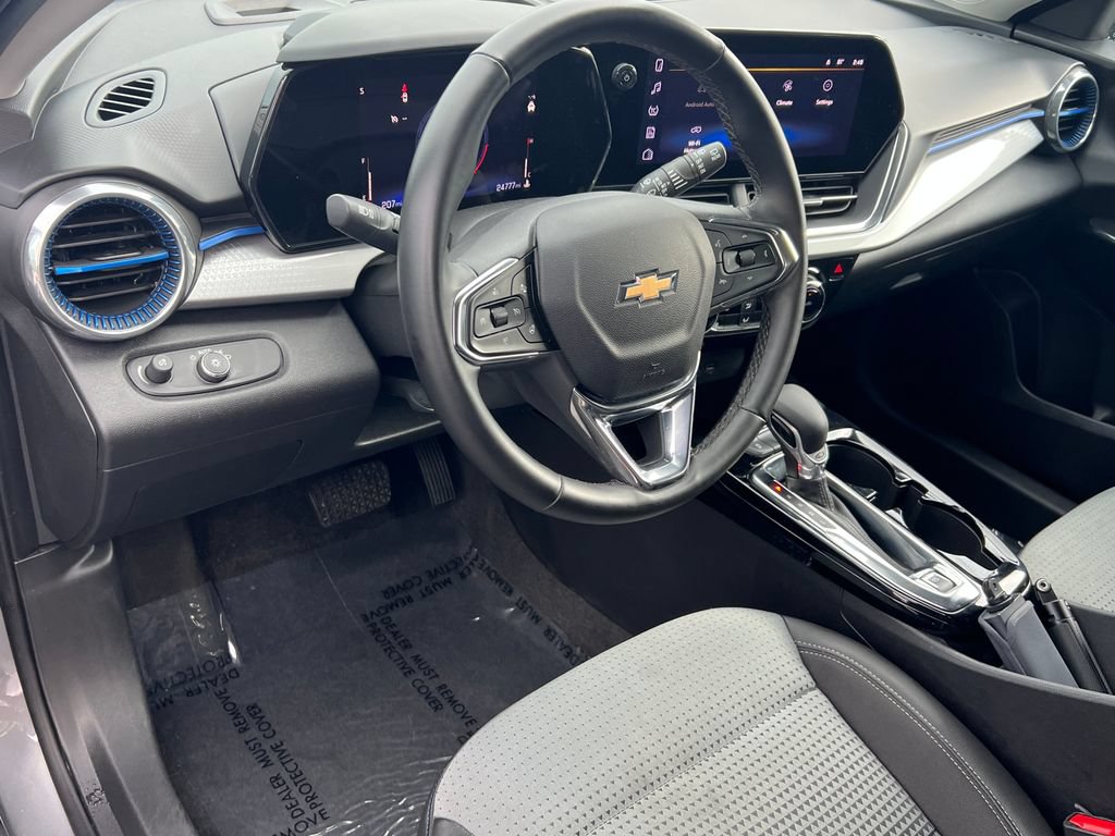 Used 2025 Chevrolet Trax LT w/ LT Convenience Package FWD image 19