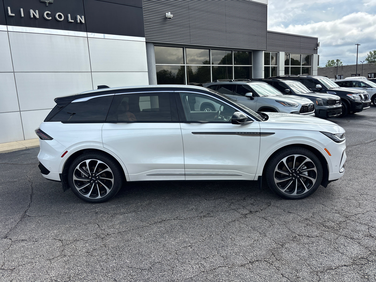 Certified 2024 Lincoln Nautilus Black Label AWD/4WD image 5