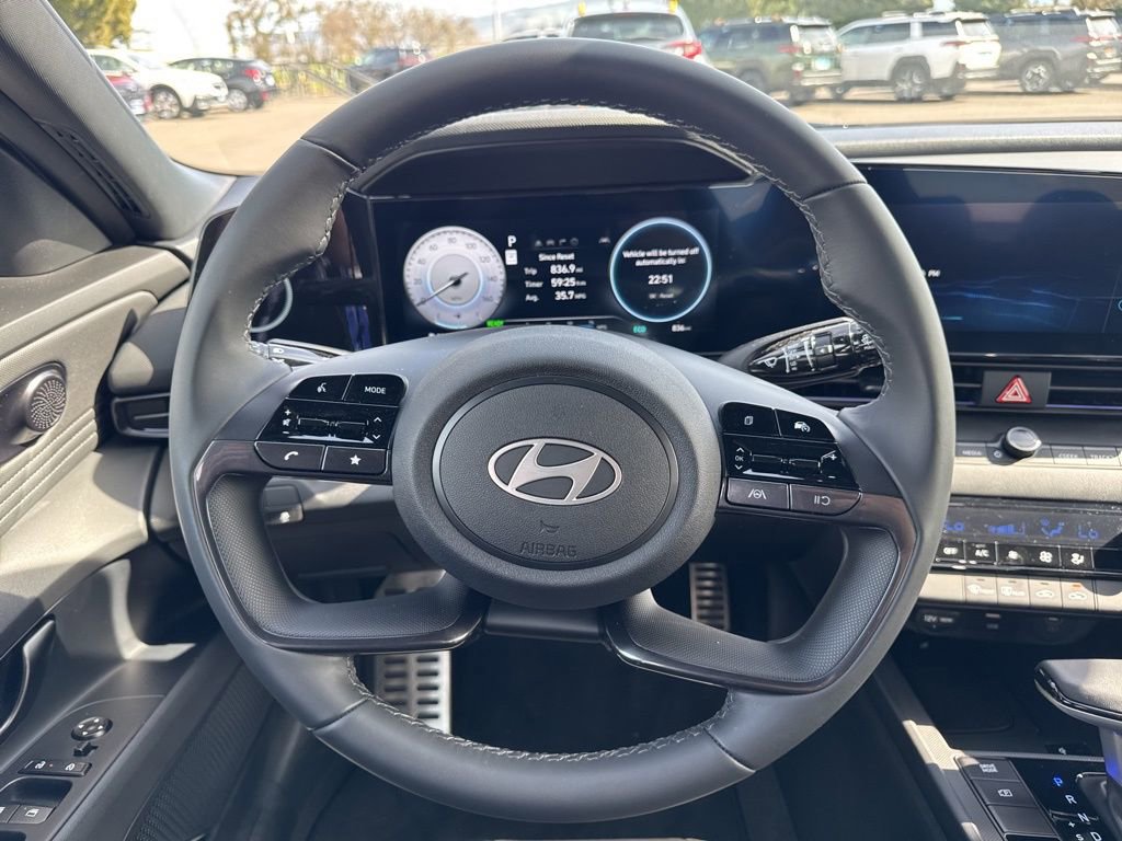 Used 2025 Hyundai Elantra SEL w/ Cargo Package image 22