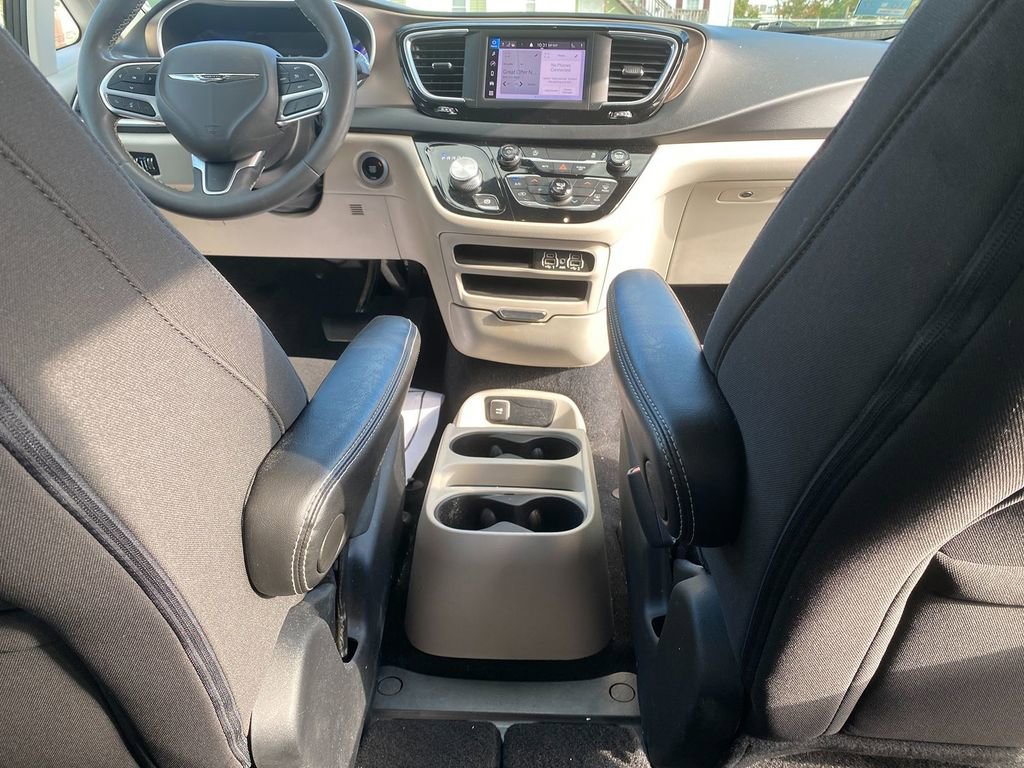 Used 2022 Chrysler Voyager LX image 28
