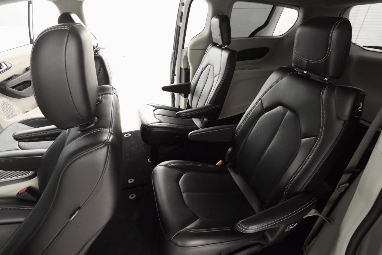 Used 2023 Chrysler Pacifica Touring-L image 34