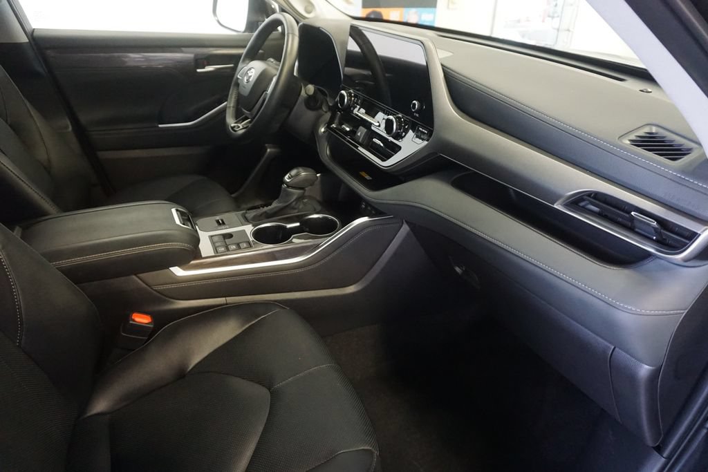 Used 2025 Toyota Highlander Limited AWD/4WD image 28