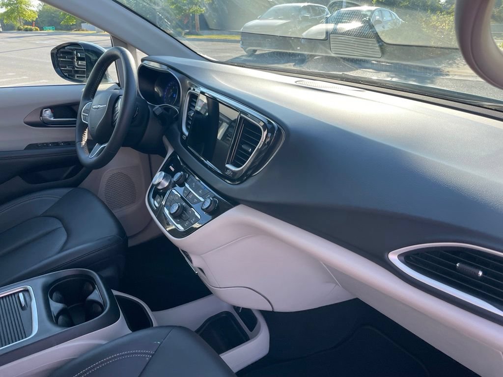 Used 2024 Chrysler Pacifica Touring-L FWD image 28