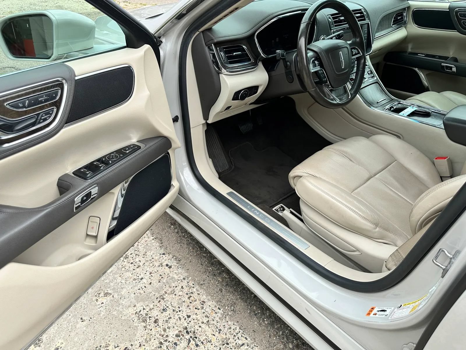 Used 2019 Lincoln Continental Select w/ Continental Climate Package FWD image 9