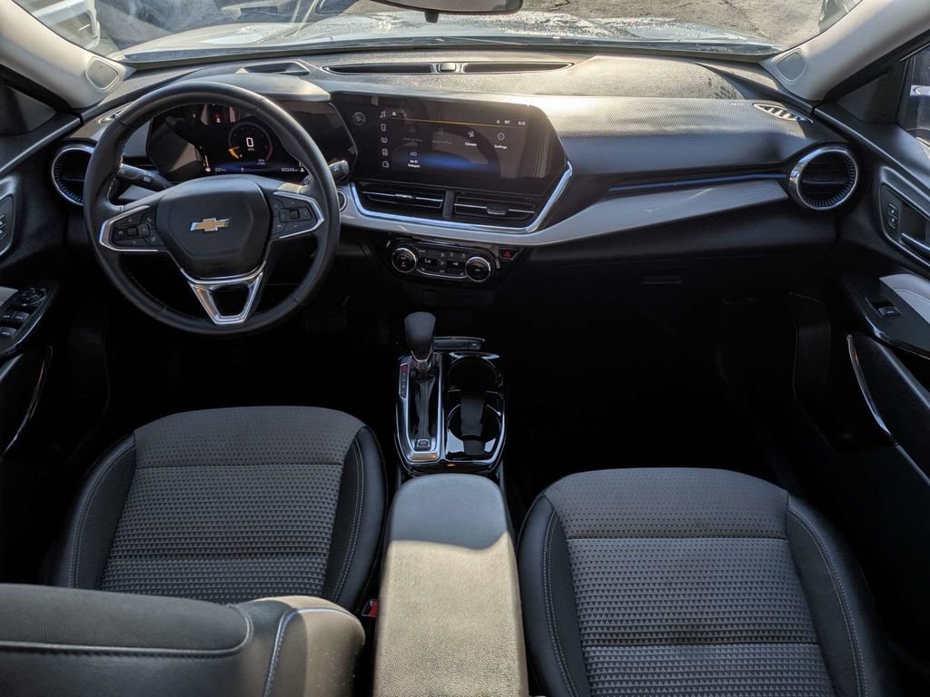 Used 2025 Chevrolet Trax LT w/ Driver Confidence Package FWD image 15