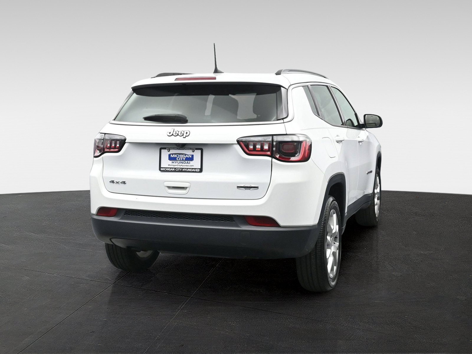 Used 2023 Jeep Compass Latitude AWD/4WD image 4