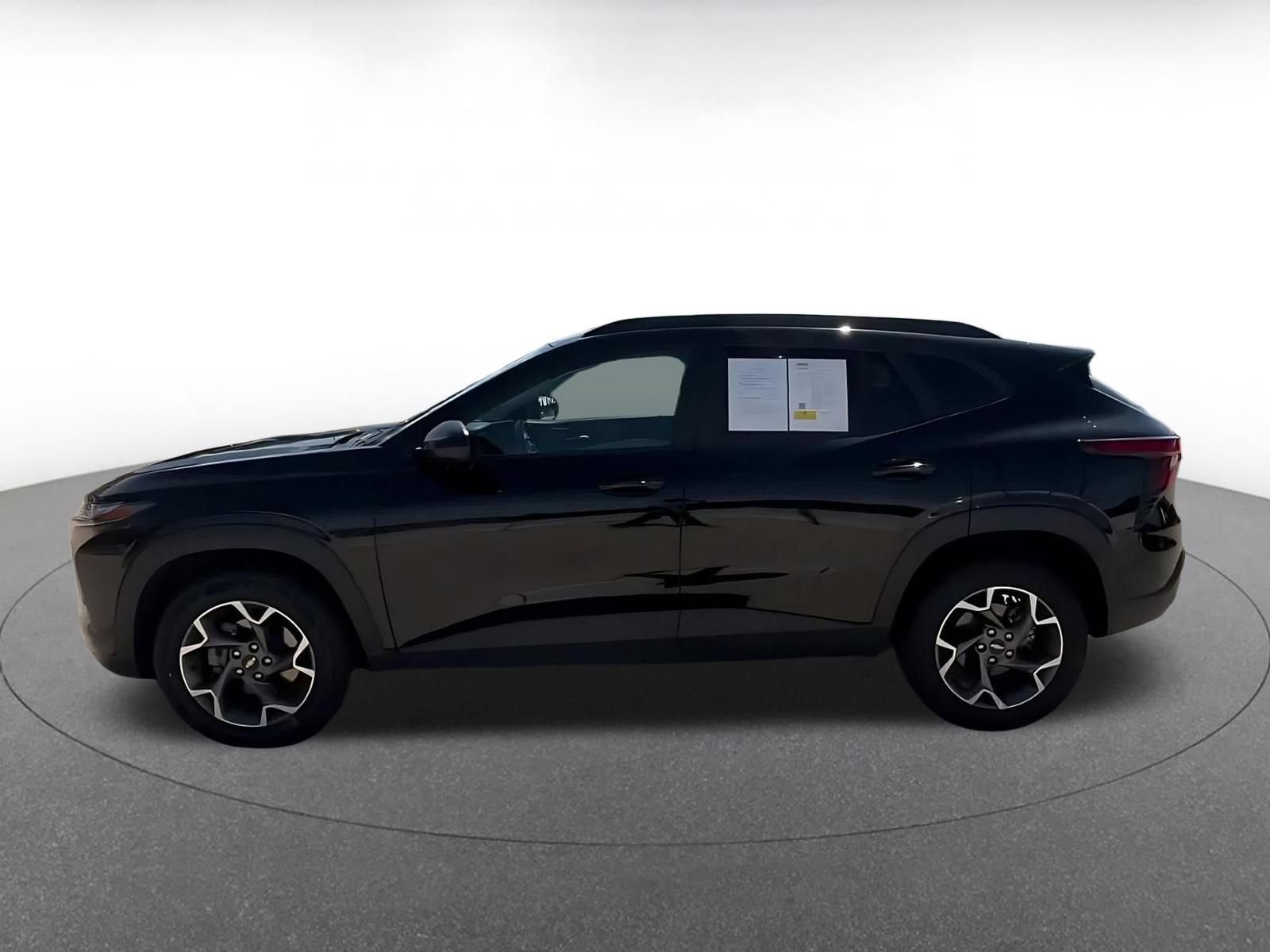Used 2025 Chevrolet Trax LT w/ LT Convenience Package FWD image 9