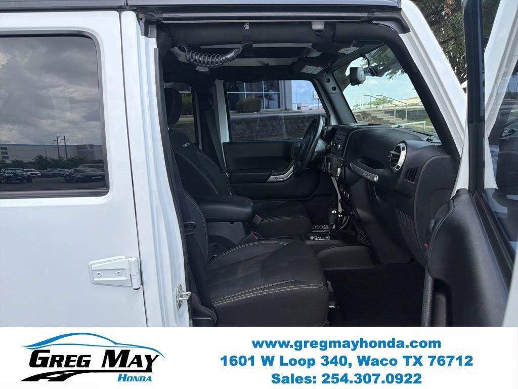 Used 2015 Jeep Wrangler Unlimited Rubicon w/ Connectivity Group AWD/4WD image 27