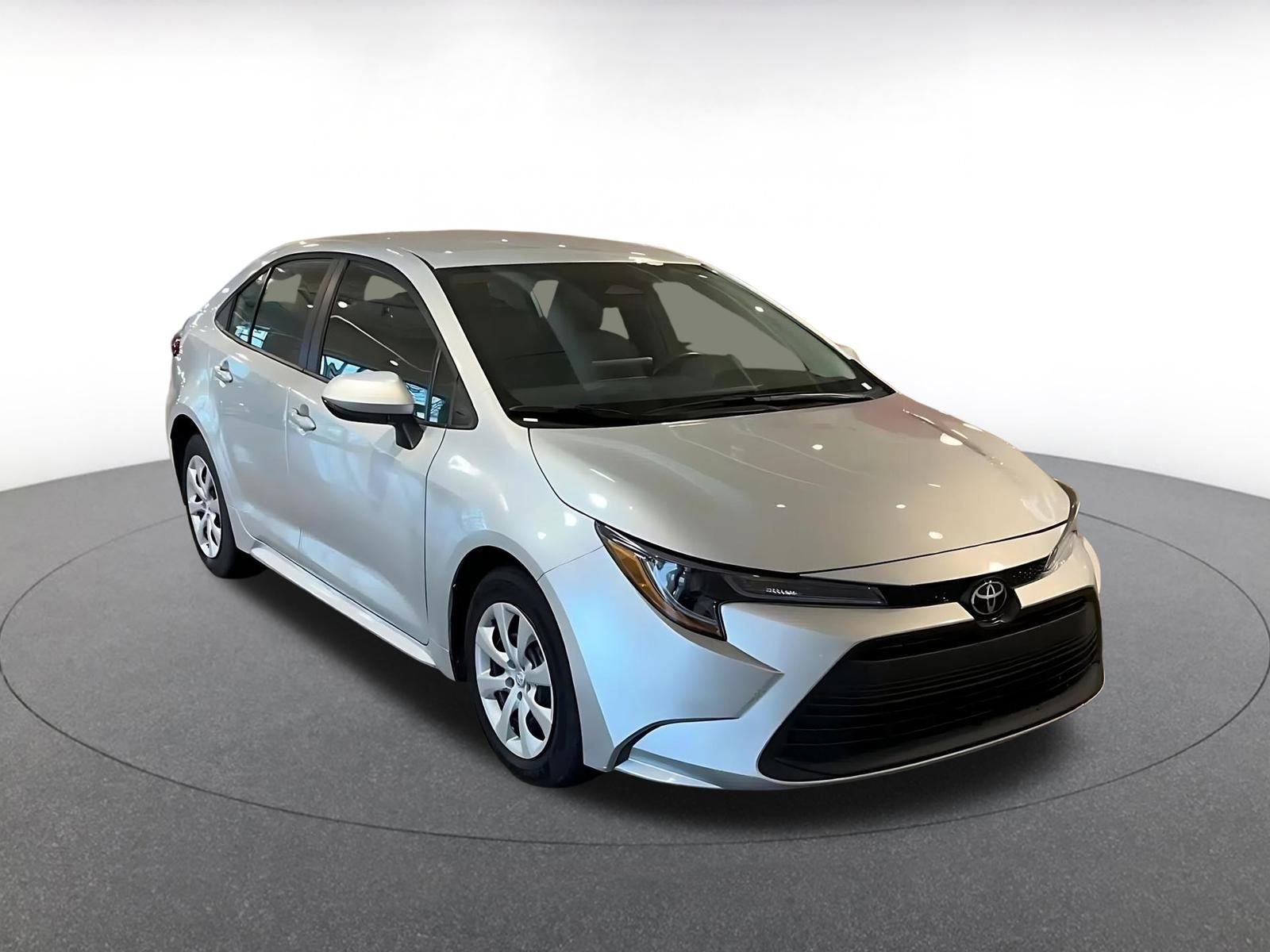 Used 2025 Toyota Corolla LE image 3