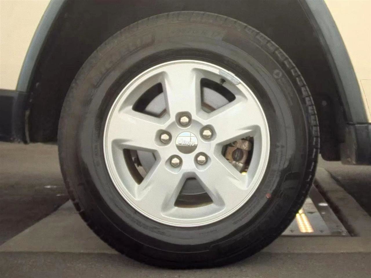 Used 2012 Jeep Grand Cherokee Laredo w/ Laredo E Group AWD/4WD image 11