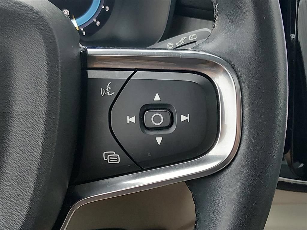 Used 2023 Volvo XC40 B4 Ultimate FWD image 23