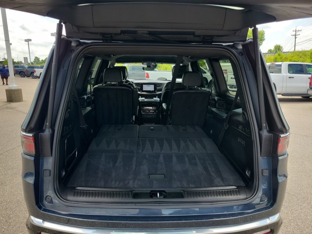 Used 2024 Jeep Wagoneer Series III AWD/4WD image 6