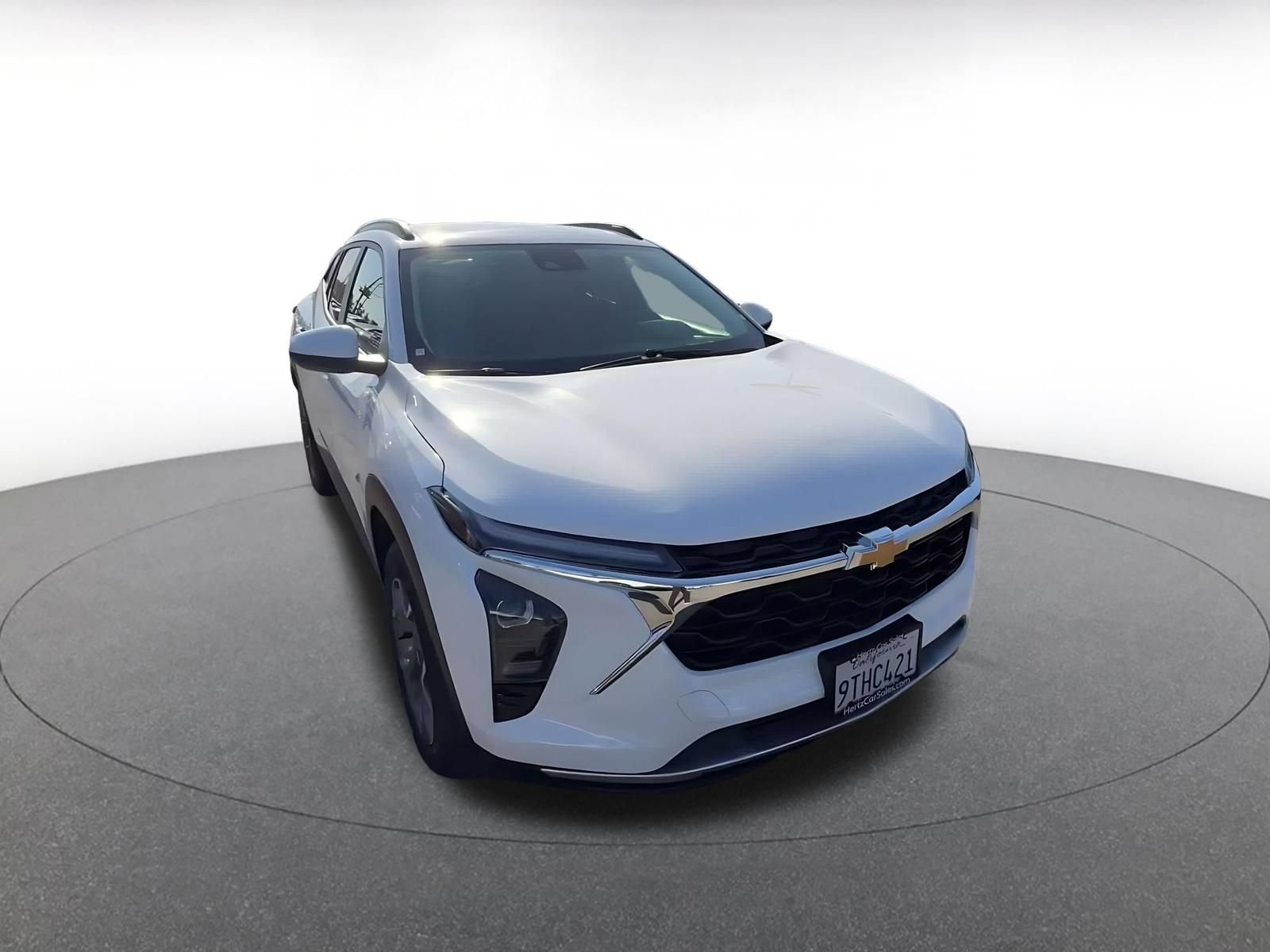 Used 2025 Chevrolet Trax LT FWD image 3