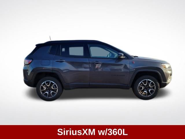 Used 2024 Jeep Compass Trailhawk w/ Trailhawk Elite Group image 9