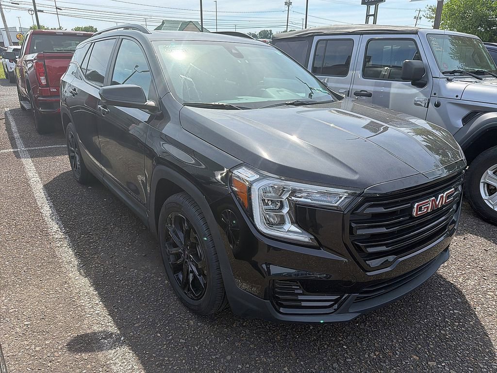 Used 2022 GMC Terrain SLE w/ Driver Convenience Package FWD image 2