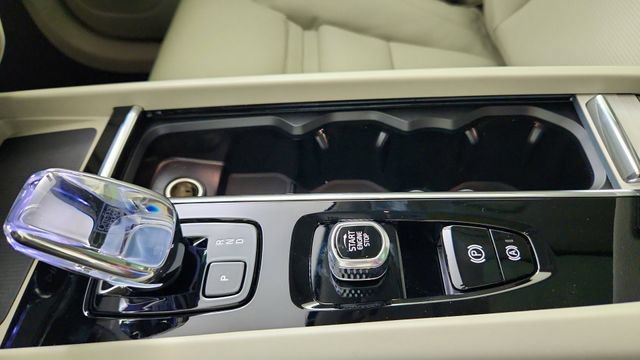 New 2027 Volvo XC60 B5 Ultra AWD/4WD image 17