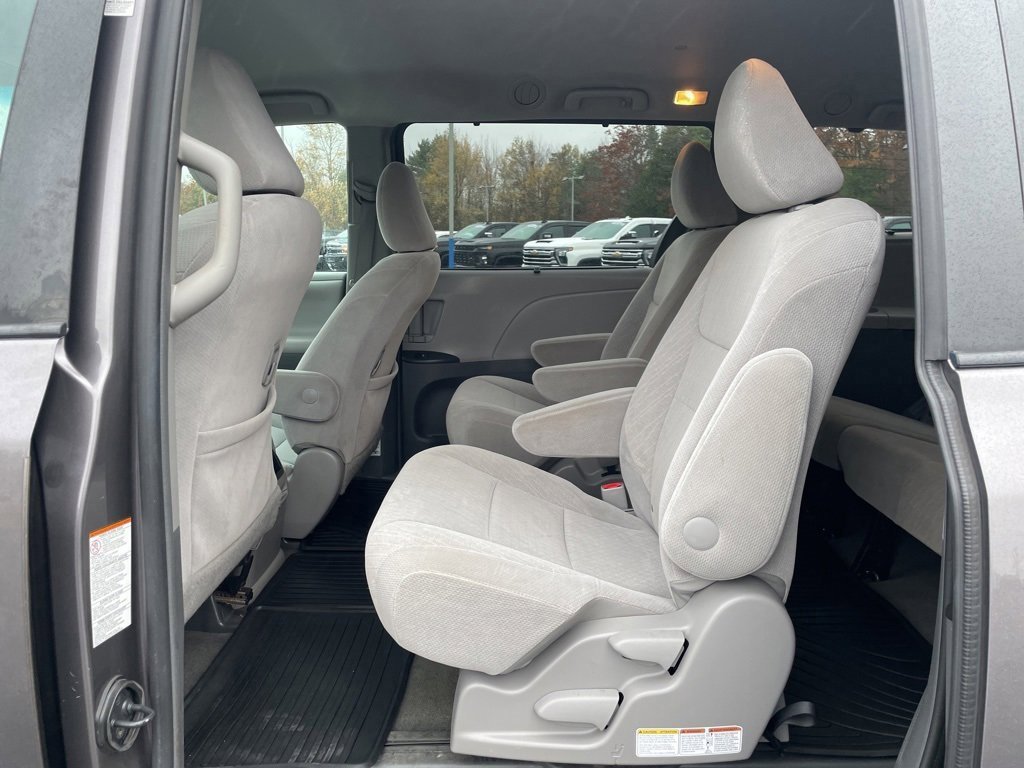 Used 2017 Toyota Sienna LE image 23