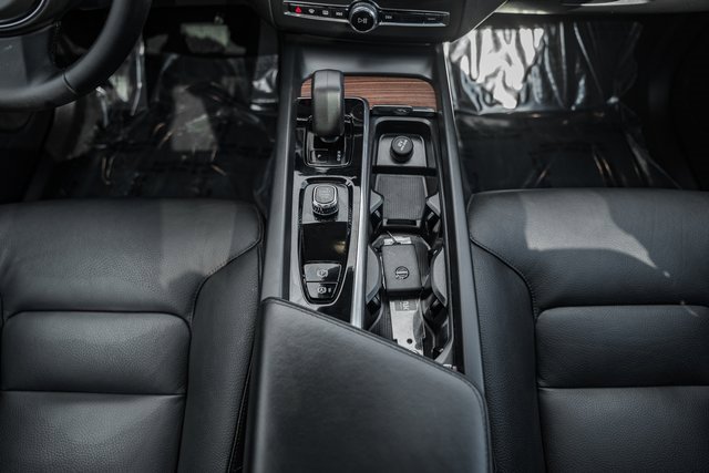 Used 2024 Volvo XC60 B5 Plus image 26