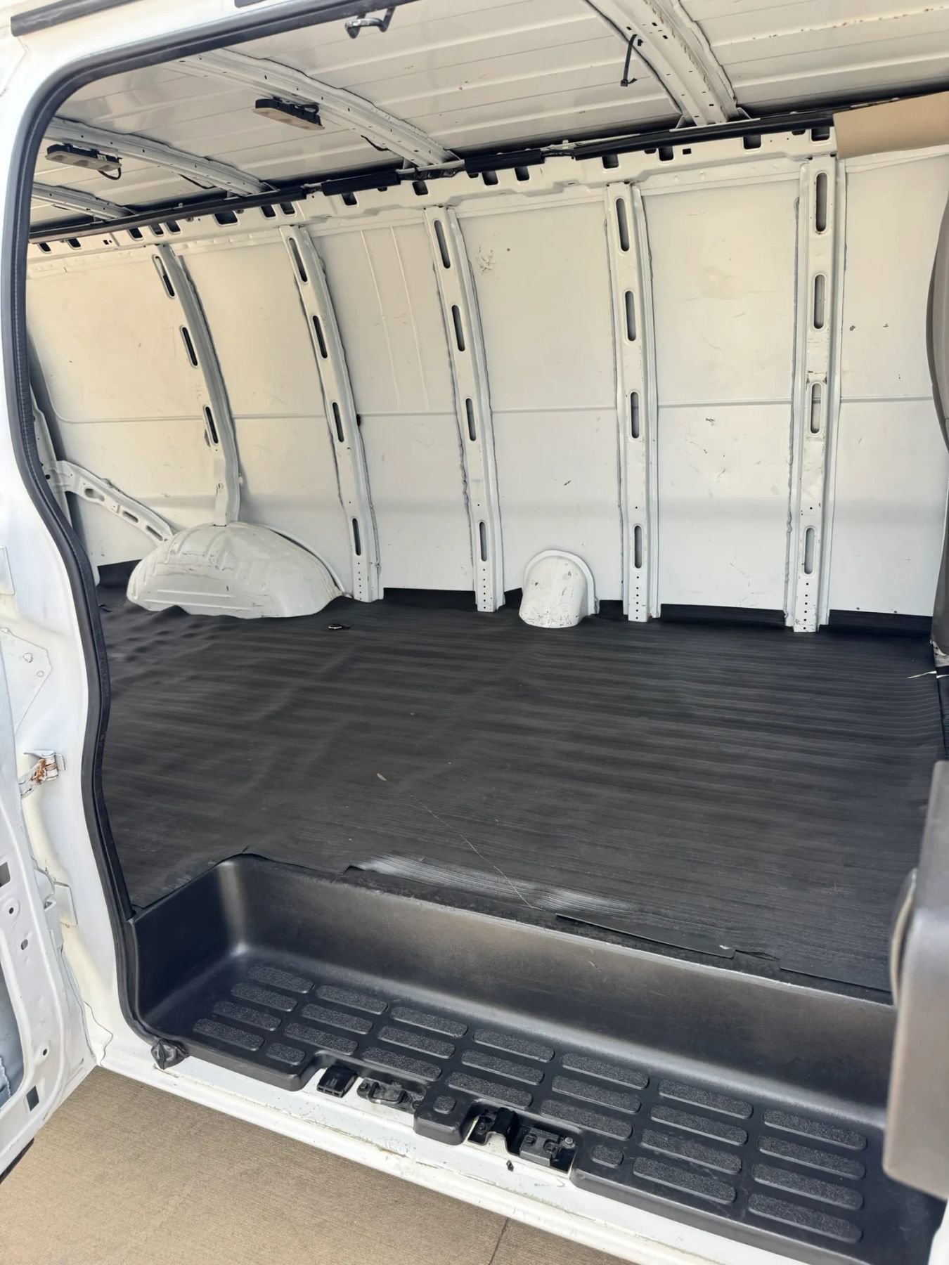 Used 2016 Chevrolet Express 3500 Extended image 30