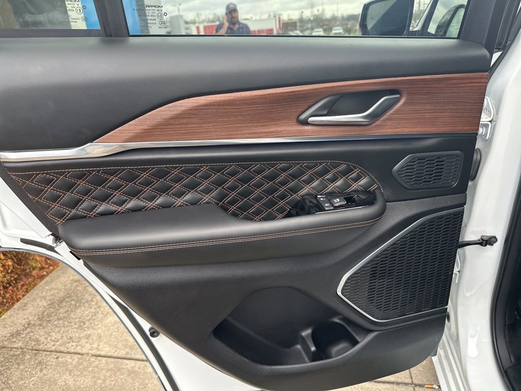 Used 2024 Jeep Grand Cherokee Summit image 12