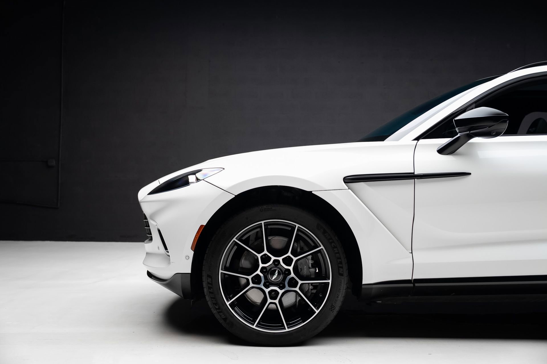 Used 2021 Aston Martin DBX AWD/4WD image 17