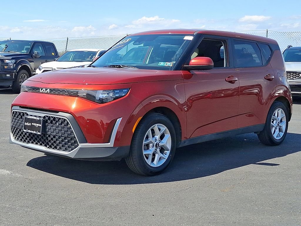 Certified 2023 Kia Soul LX w/ LX Technology Package FWD image 3