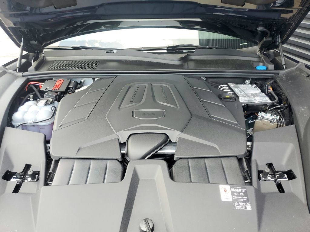 Certified 2025 Porsche Cayenne Coupe image 32