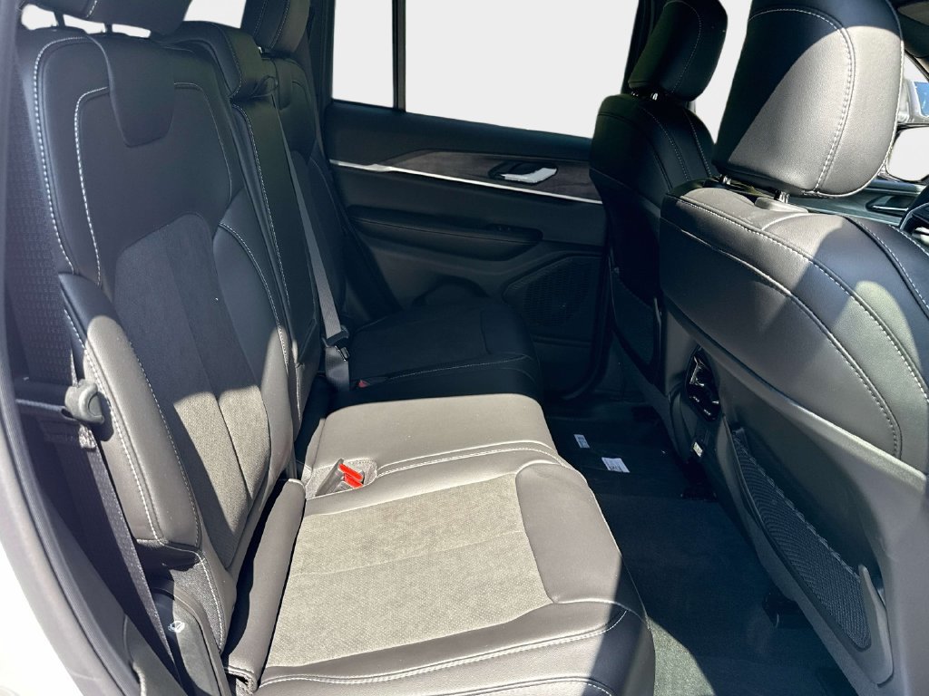 New 2027 Jeep Grand Cherokee Altitude AWD/4WD image 10