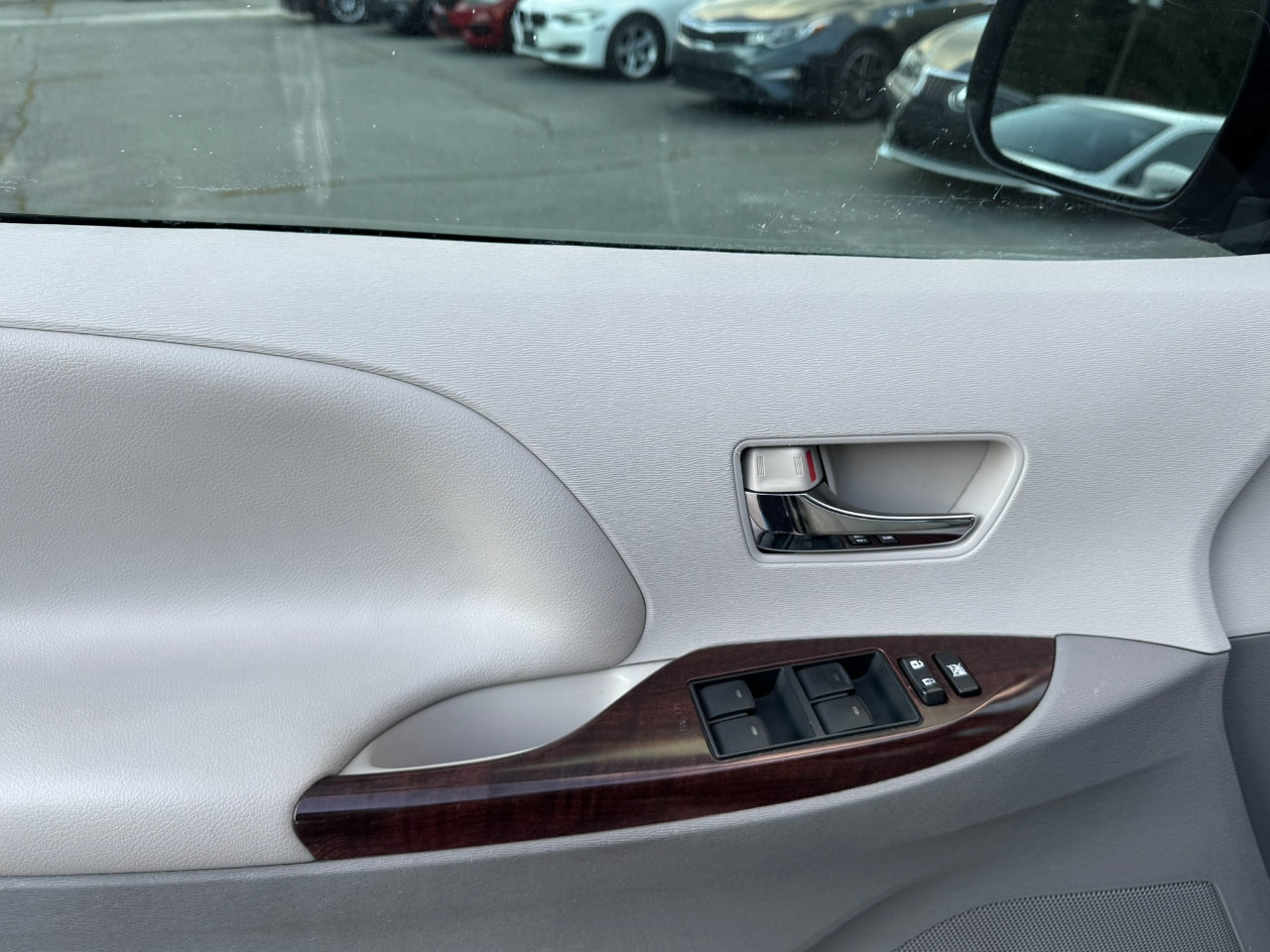 Used 2014 Toyota Sienna XLE image 9