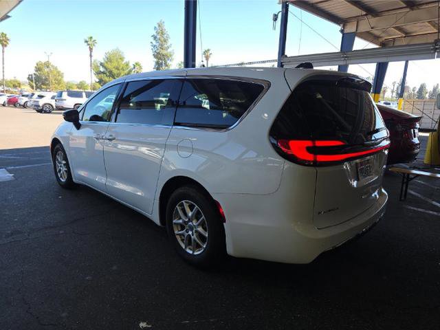 Used 2024 Chrysler Pacifica Touring-L FWD image 4