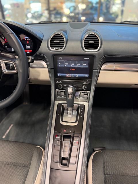 Used 2018 Porsche 718 Boxster RWD image 25
