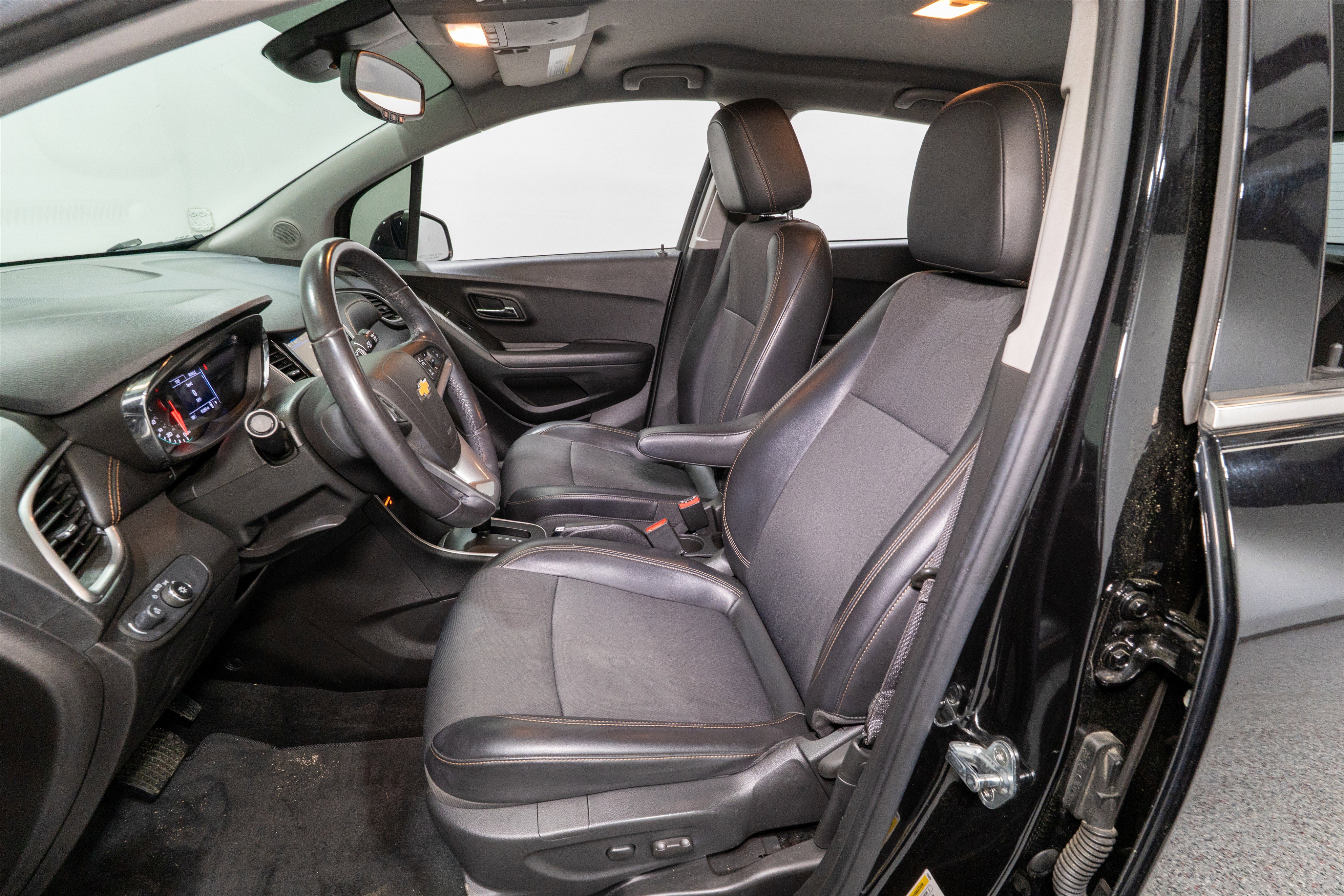 Used 2019 Chevrolet Trax LT w/ LT Convenience Package image 14
