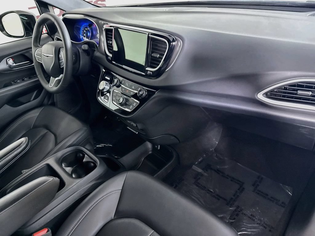 Used 2025 Chrysler Pacifica Select FWD image 34