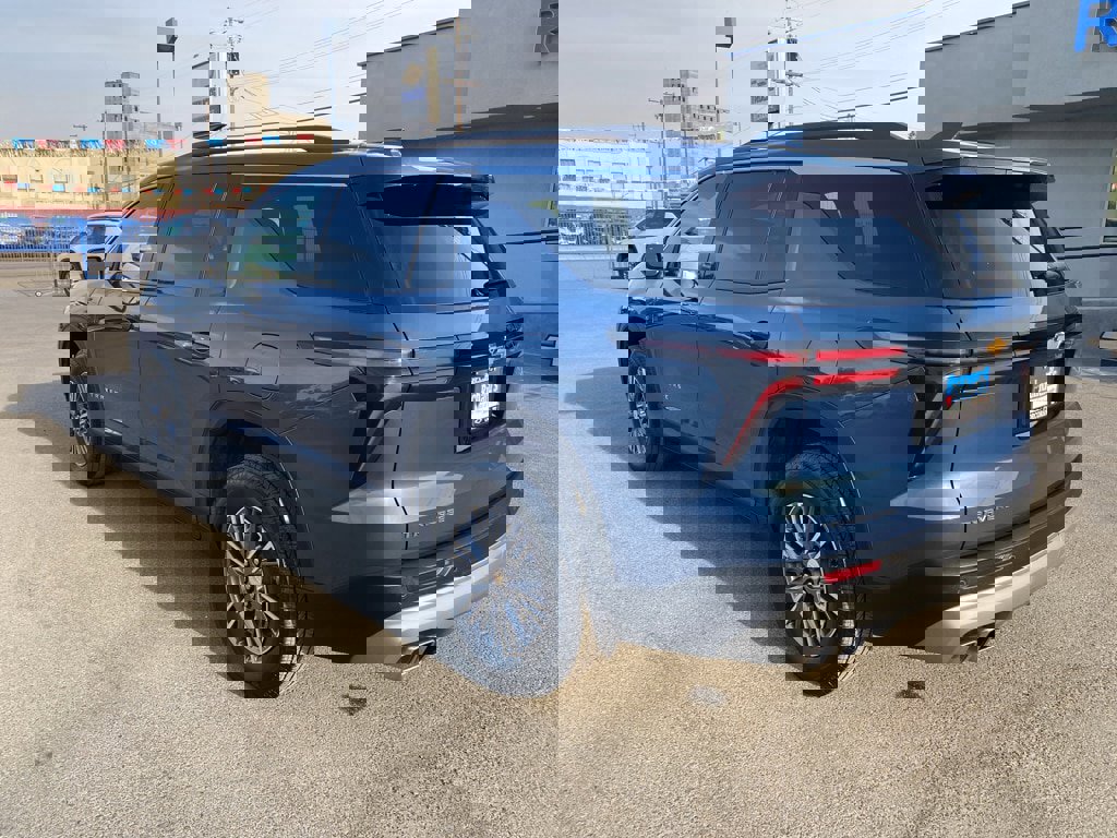 Used 2025 Chevrolet Traverse LT image 12