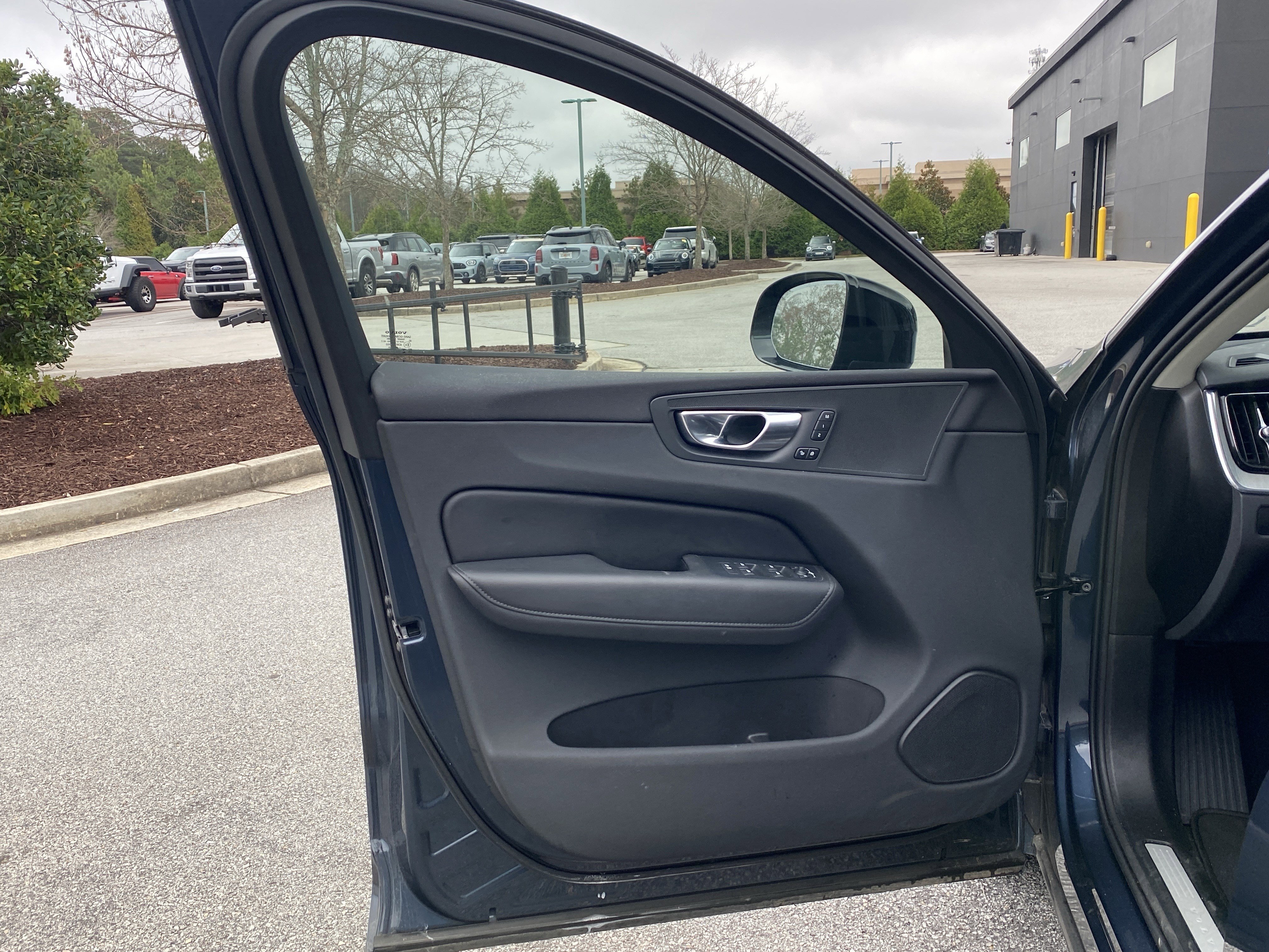 Used 2025 Volvo XC60 B5 Plus image 18