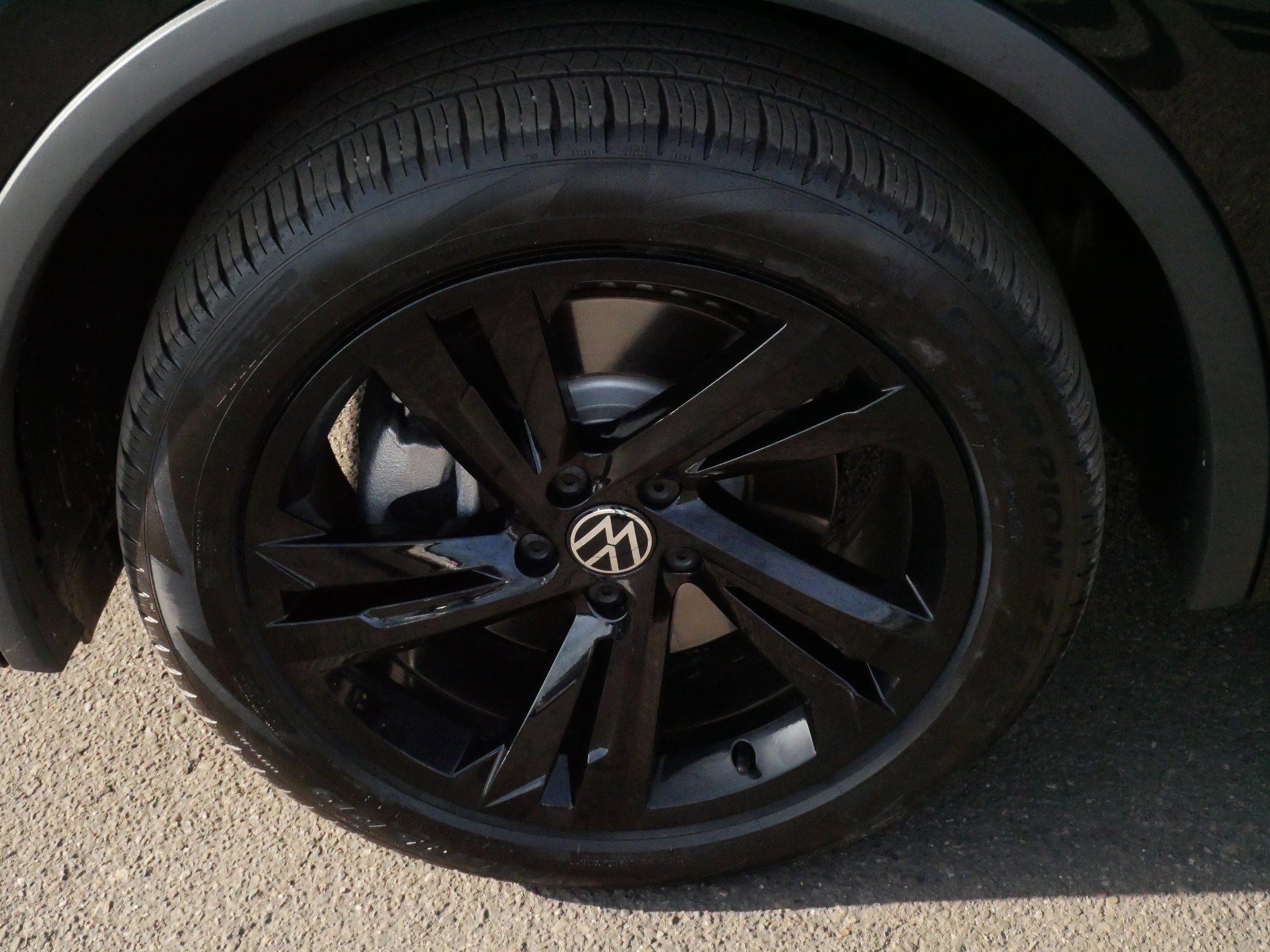 Certified 2024 Volkswagen Tiguan SE R-Line image 15