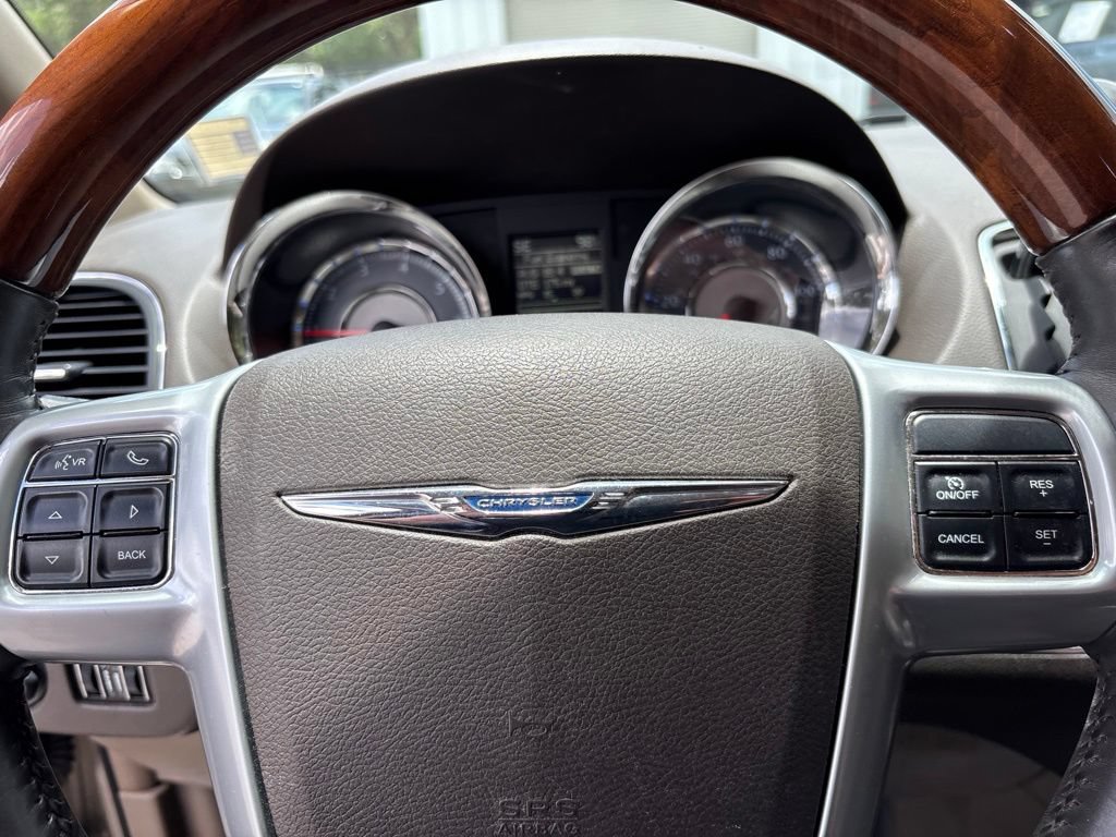 Used 2014 Chrysler Town & Country Limited FWD image 13