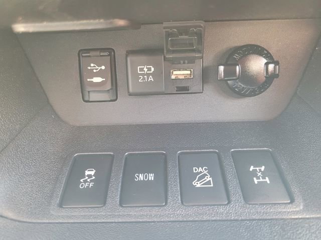 Used 2019 Toyota Highlander LE AWD/4WD image 24